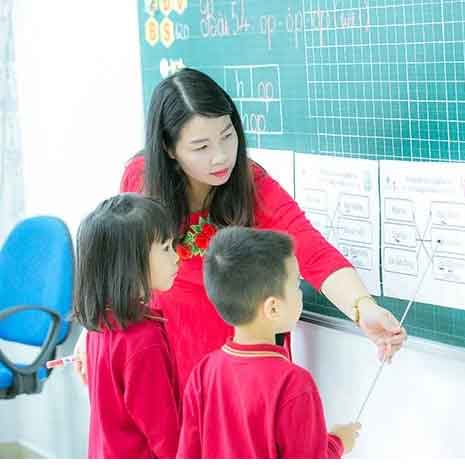 Cô giáo yêu thương học sinh